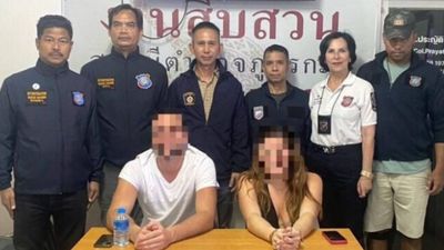 จับแล้ว 2 นักท่องเที่ยวฝรั่งเศส ก่อเหตุอนาจารบนรถตุ๊ก ๆ ป่าตอง ตำรวจปรับคนละ 5,000 บาท