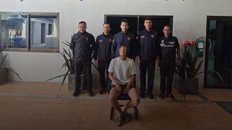 ตม.ภูเก็ตจับกุมผู้ต้องหาตามหมายจับตำรวจสากล คดีฮั้วประมูลก่อสร้าง มูลค่ากว่า 100 ล้านบาท